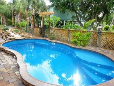 Charming Vacation Rental on Fort Myers. Call Today