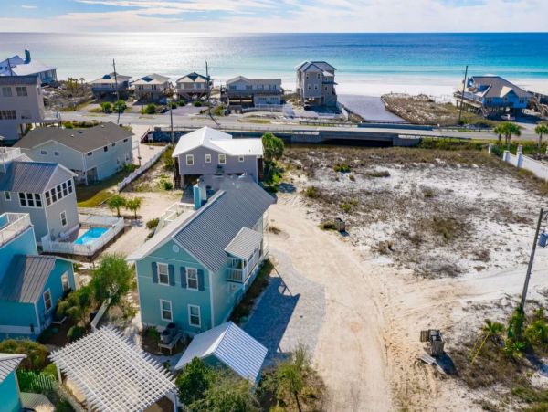 Santa Rosa Vacation Home Four Bedroom Walk to Beach