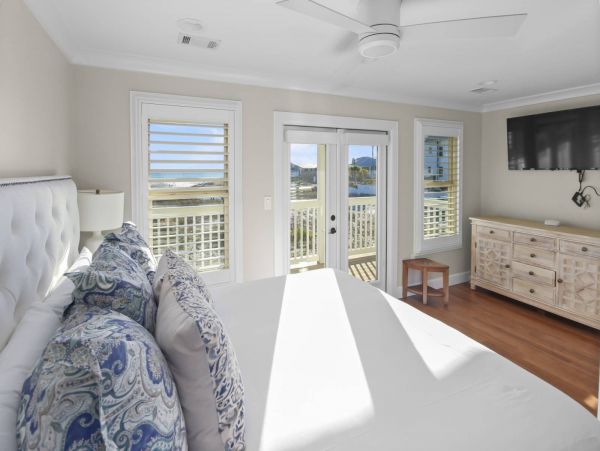 Santa Rosa Vacation Home Four Bedroom Walk to Beach