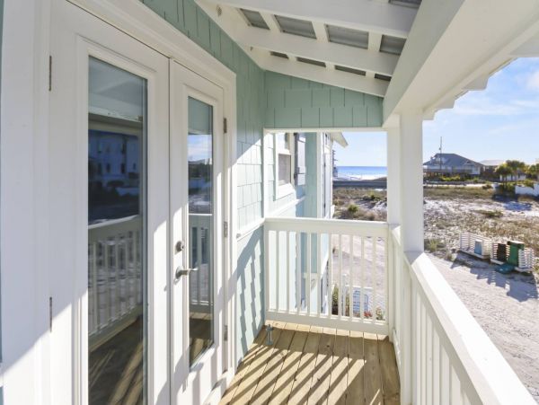 Santa Rosa Vacation Home Four Bedroom Walk to Beach