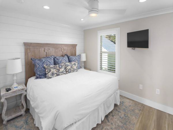 Santa Rosa Vacation Home Four Bedroom Walk to Beach