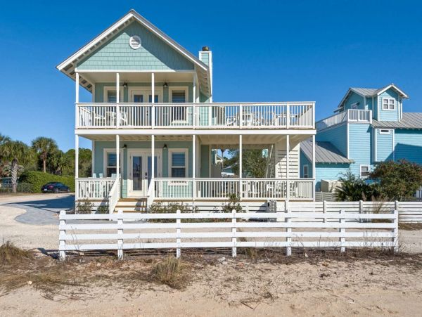 Santa Rosa Vacation Home Four Bedroom Walk to Beach