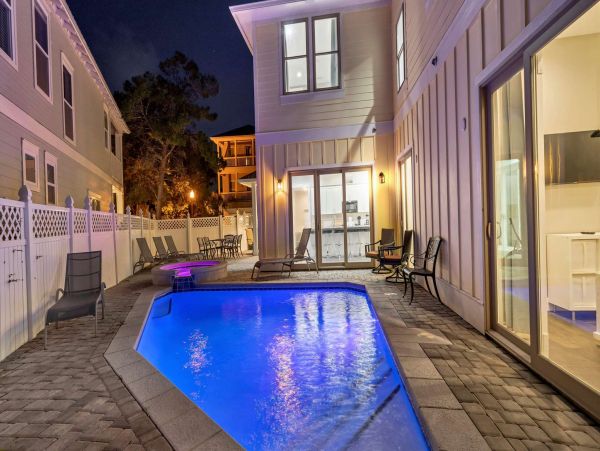 Six Bedrooms Vacation Home in Miramar Beach Sleeps 16 Guests
