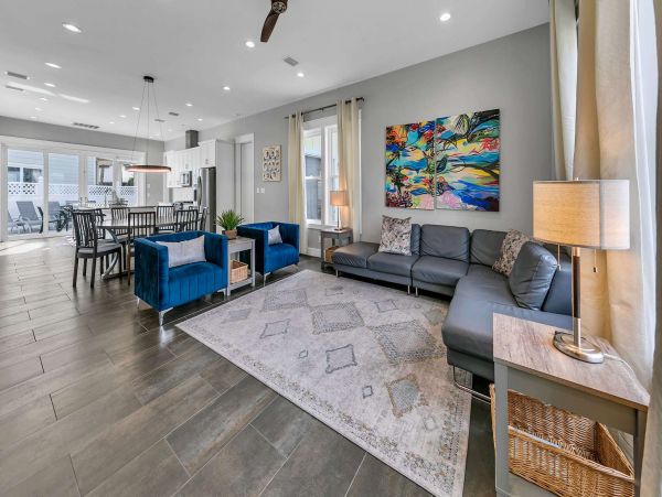 Six Bedrooms Vacation Home in Miramar Beach Sleeps 16 Guests