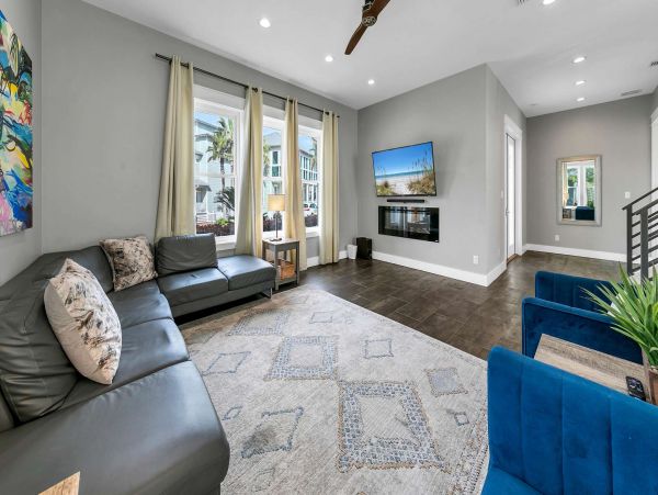 Six Bedrooms Vacation Home in Miramar Beach Sleeps 16 Guests