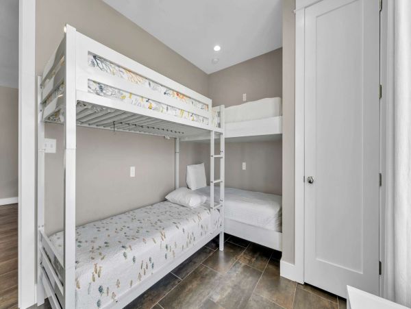Six Bedrooms Vacation Home in Miramar Beach Sleeps 16 Guests