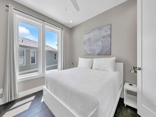 Six Bedrooms Vacation Home in Miramar Beach Sleeps 16 Guests