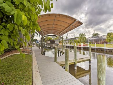 Cape Coral Vacation Home Sleeps Eight Guests - Canal View