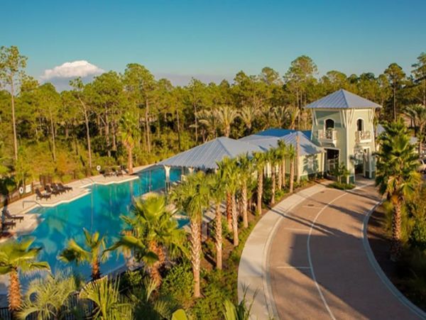 Beautifully Decorated Home with 2 Communal Pools Sleeps 11