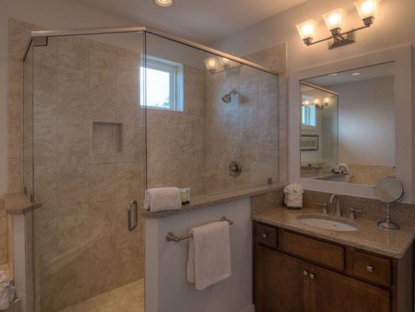 Beautifully Decorated Home with 2 Communal Pools Sleeps 11