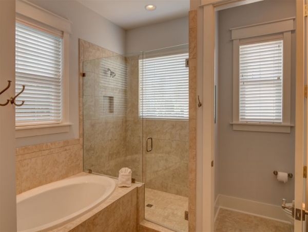 Beautifully Decorated Home with 2 Communal Pools Sleeps 11