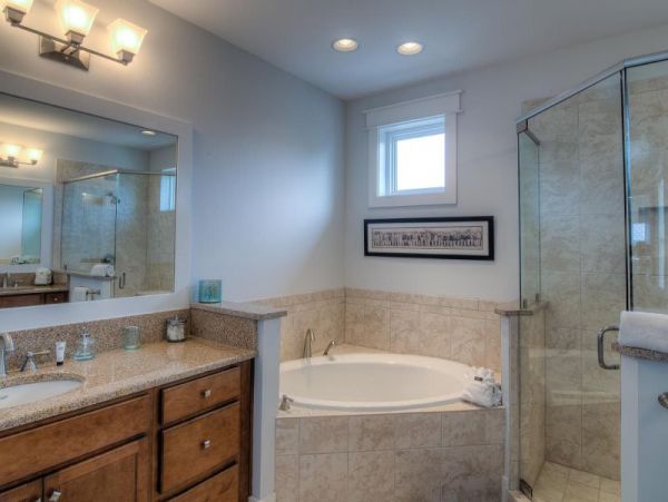 Beautifully Decorated Home with 2 Communal Pools Sleeps 11