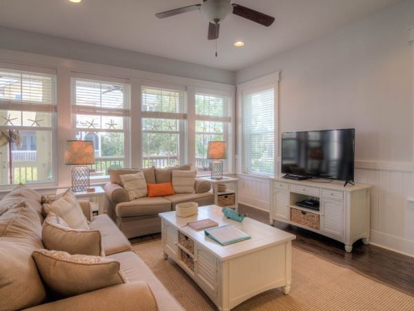 Beautifully Decorated Home with 2 Communal Pools Sleeps 11