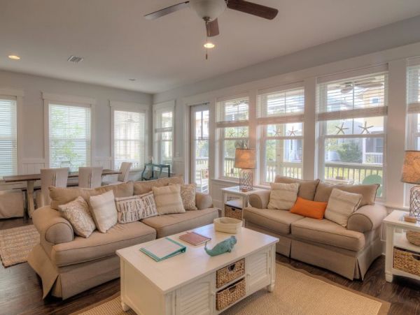 Beautifully Decorated Home with 2 Communal Pools Sleeps 11