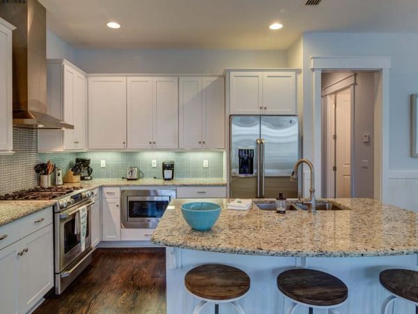 Beautifully Decorated Home with 2 Communal Pools Sleeps 11
