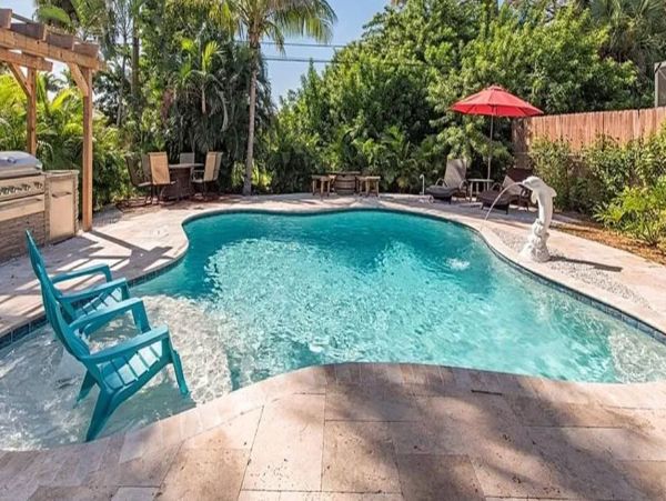 Luxury Naples Vacation Accommodation with Pool Walk to Beach