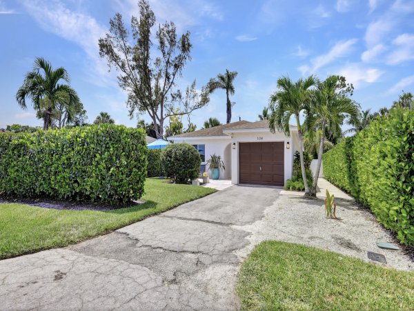 Luxury Naples Vacation Accommodation with Pool Walk to Beach