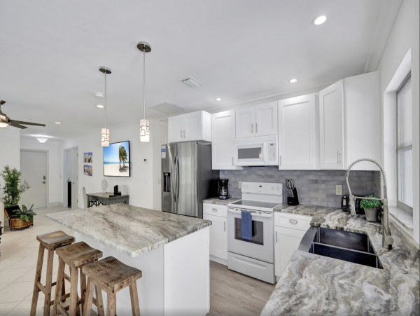 Luxury Naples Vacation Accommodation with Pool Walk to Beach
