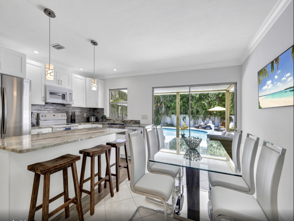 Luxury Naples Vacation Accommodation with Pool Walk to Beach