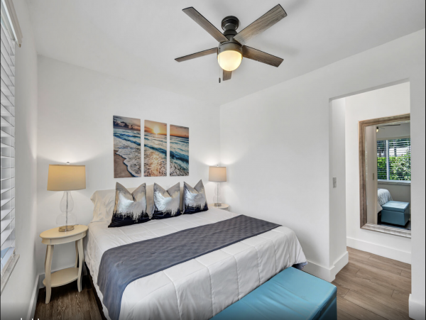 Luxury Naples Vacation Accommodation with Pool Walk to Beach
