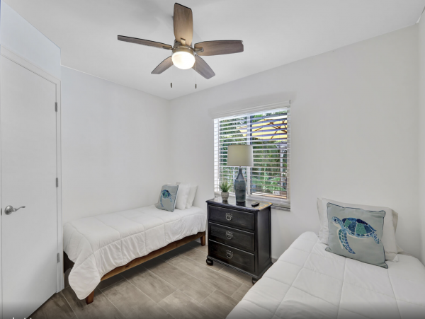 Luxury Naples Vacation Accommodation with Pool Walk to Beach