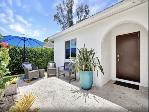 Luxury Naples Vacation Accommodation with Pool Walk to Beach