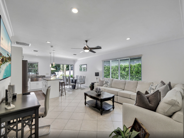 Luxury Naples Vacation Accommodation with Pool Walk to Beach