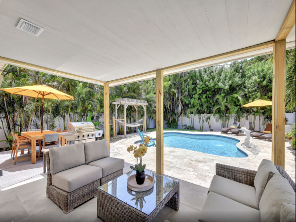 Luxury Naples Vacation Accommodation with Pool Walk to Beach