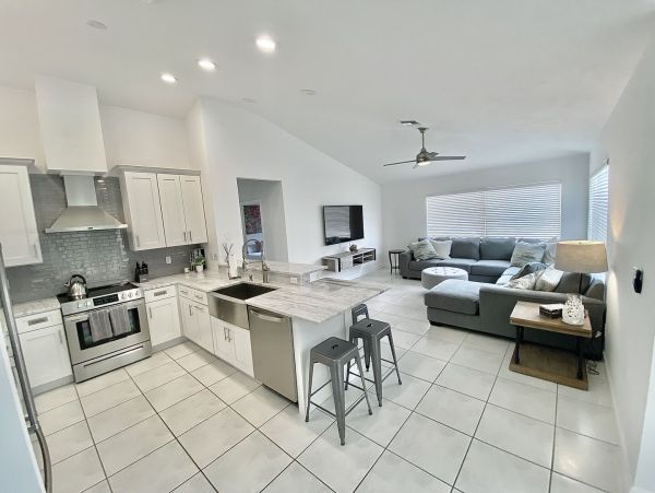 Naples Luxury Vacation Pool Home Walk to Beach Sleeps 6