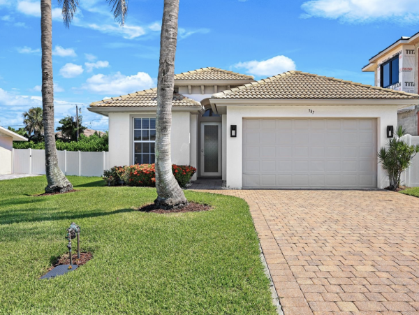 Naples Vacation Rental - Vanderbilt Beach Coastal Retreat with Heated Pool & Outdoor Kitchen