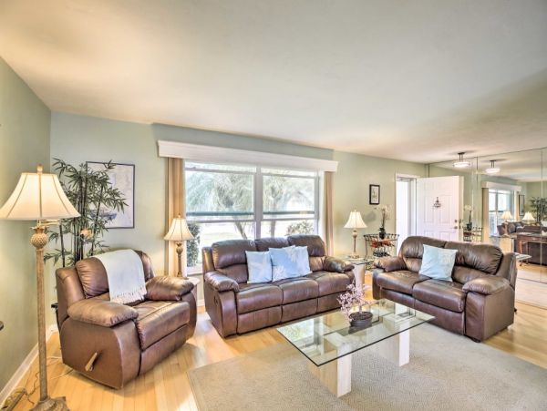 Canal Front Three Bedroom Pool Home in Cape Coral Sleeps 8