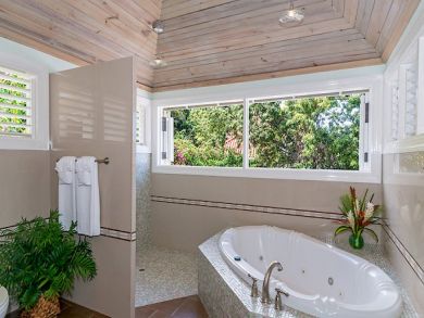 Golf Course and Sea View 7 Bedrooms Vacation Home in Jamaica
