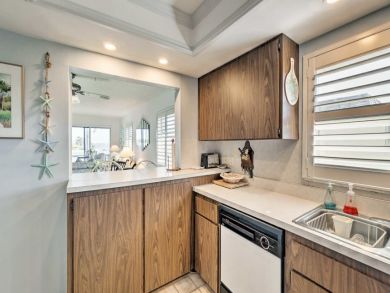 Holmes Beach 2 Bedroom Vacation Condo Sleeps 6 Walk to Beach