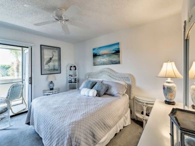 Holmes Beach 2 Bedroom Vacation Condo Sleeps 6 Walk to Beach