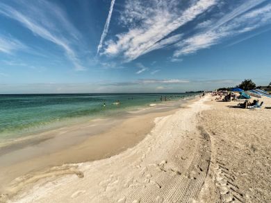 Holmes Beach 2 Bedroom Vacation Condo Sleeps 6 Walk to Beach