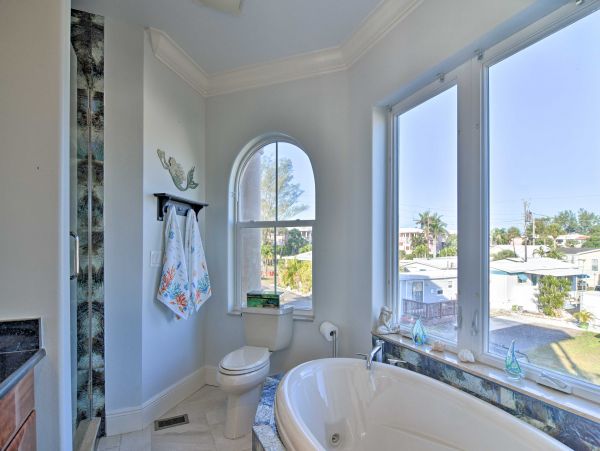 Bradenton Beach Vacation Home Sleeps 8 Short Walk to Beach