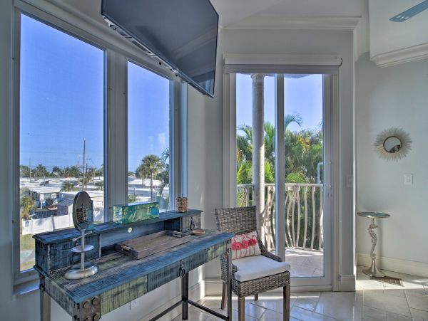 Bradenton Beach Vacation Home Sleeps 8 Short Walk to Beach