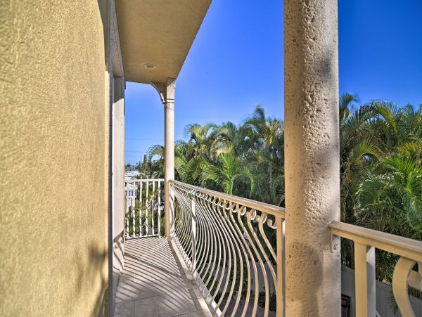 Bradenton Beach Vacation Home Sleeps 8 Short Walk to Beach