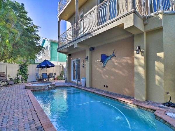 Bradenton Beach Vacation Home Sleeps 8 Short Walk to Beach