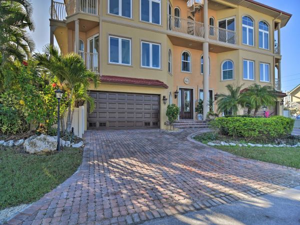 Bradenton Beach Vacation Home Sleeps 8 Short Walk to Beach