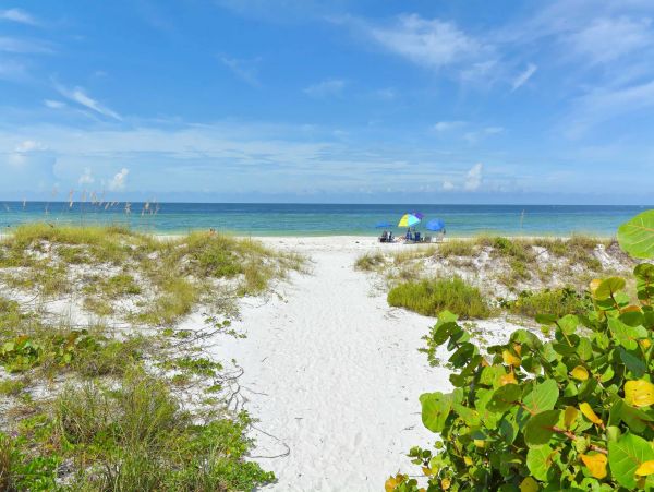 Holmes Beach 2 Bedroom Vacation Condo Rental Sleeps 6 Guests