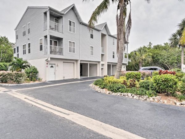 Holmes Beach 2 Bedroom Vacation Condo Rental Sleeps 6 Guests