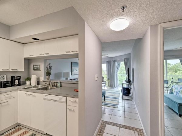 Holmes Beach 2 Bedroom Vacation Condo Rental Sleeps 6 Guests