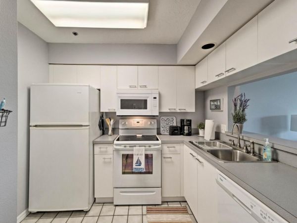 Holmes Beach 2 Bedroom Vacation Condo Rental Sleeps 6 Guests