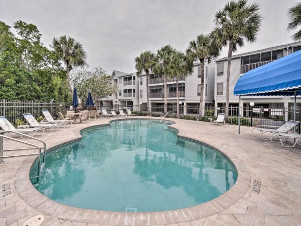 Holmes Beach 2 Bedroom Vacation Condo Rental Sleeps 6 Guests