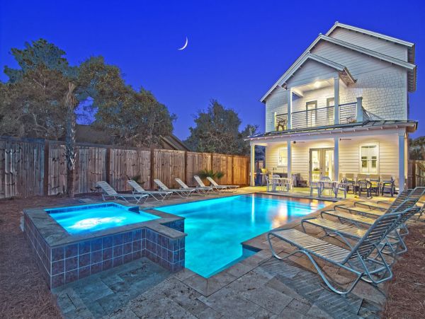 Eight Bedroom Luxury Vacation Home Half Block to Beach