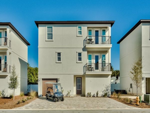 Short Walk to Beach Miramar Vacation Home Four Bedrooms