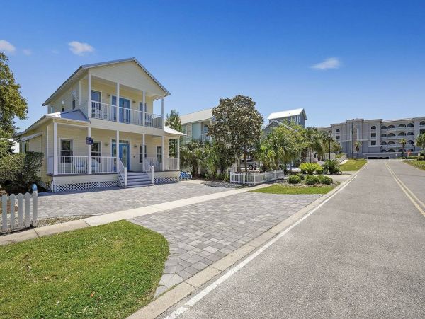 Destin Three Min Walk to the Beach Pool House & Guest House