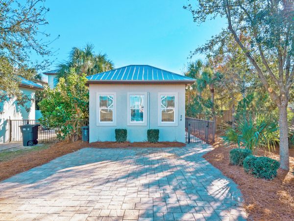 Six Bedroom Vacation Rental Home in Miramar Beach Sleeps 16