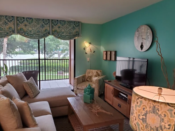 Siesta Key Walk to Beach Vacation Condo with Great Amenities
